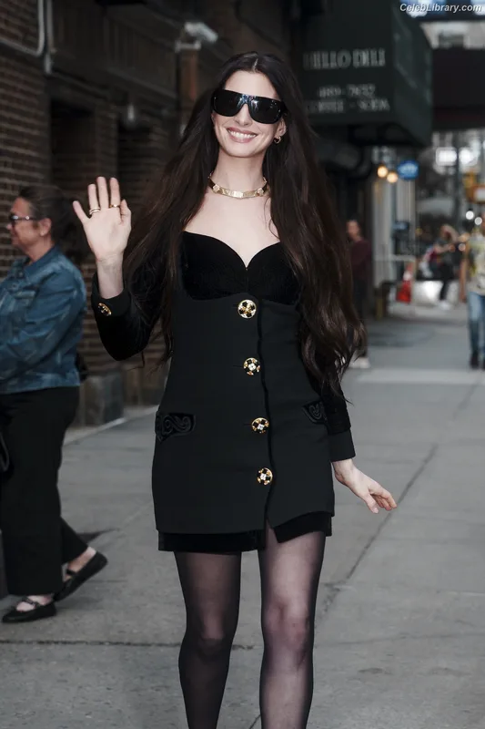 Anne Hathaway photo 9 of 1533
