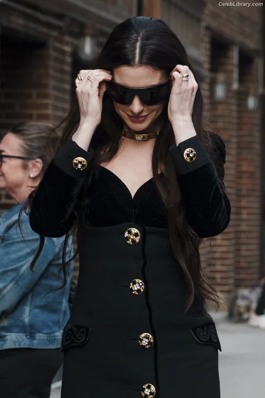 Anne Hathaway photo 11 of 1533