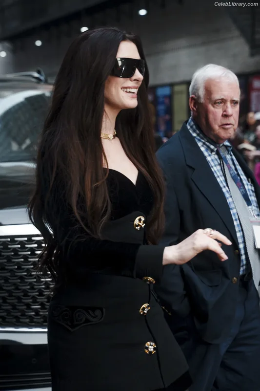 Anne Hathaway photo 12 of 1533