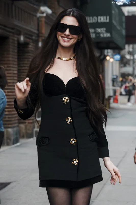 Anne Hathaway photo 13 of 1533