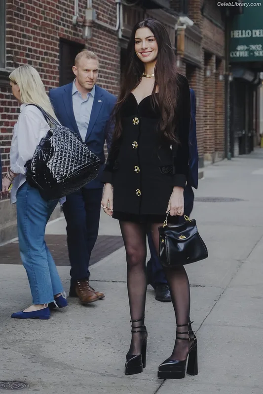 Anne Hathaway photo 15 of 1533