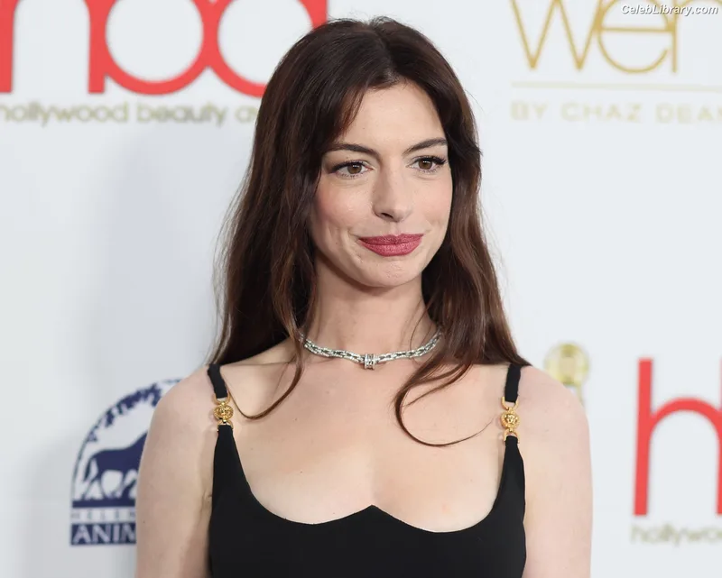 Anne Hathaway photo 17 of 1533