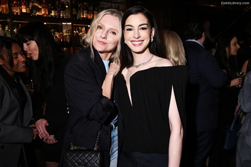 Anne Hathaway photo 18 of 1533