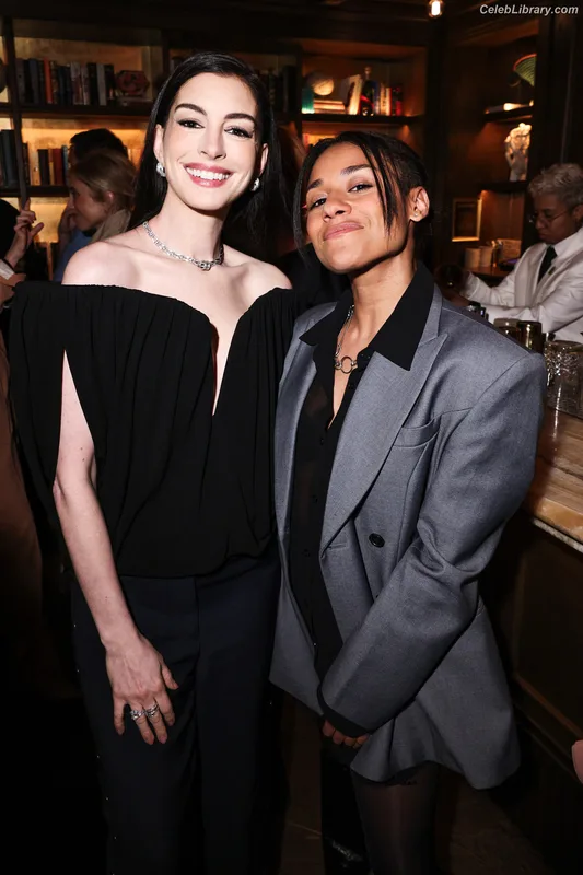 Anne Hathaway photo 20 of 1533