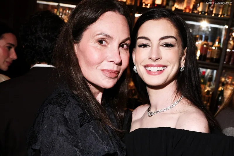 Anne Hathaway photo 23 of 1533
