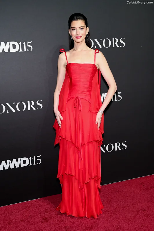 Anne Hathaway photo 4 of 1533