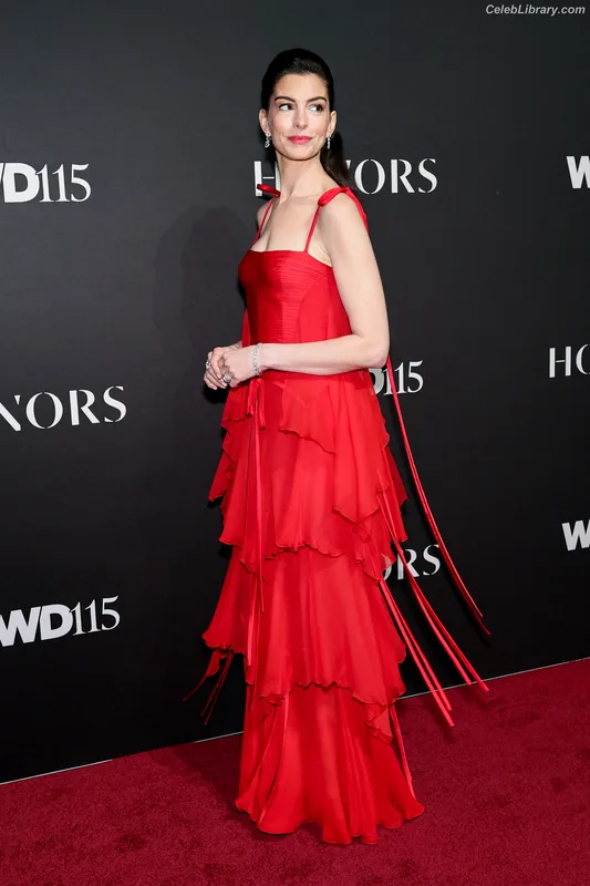 Anne Hathaway photo 5 of 1533
