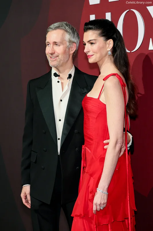 Anne Hathaway photo 10 of 1533