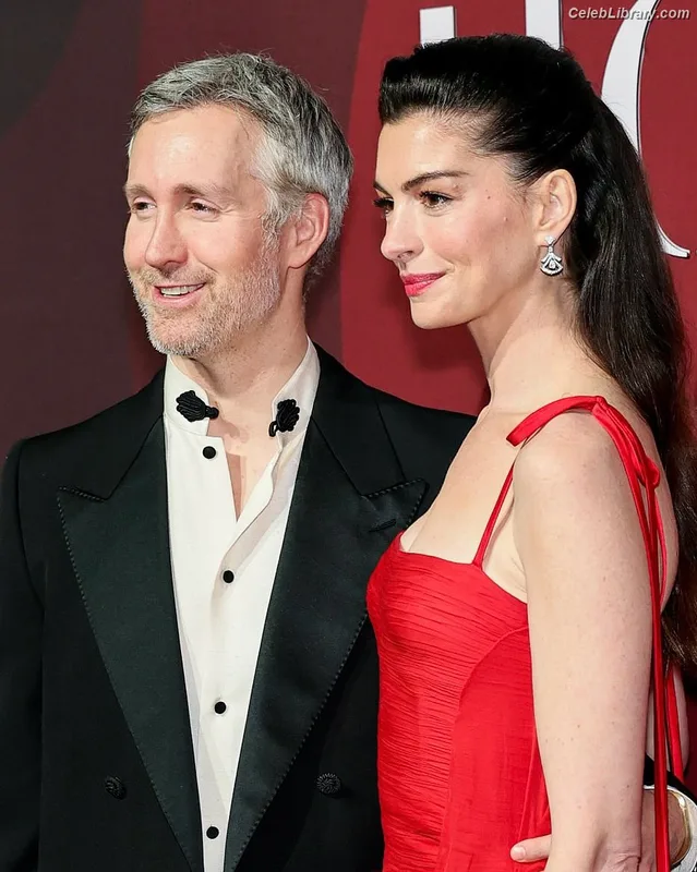 Anne Hathaway photo 12 of 1533