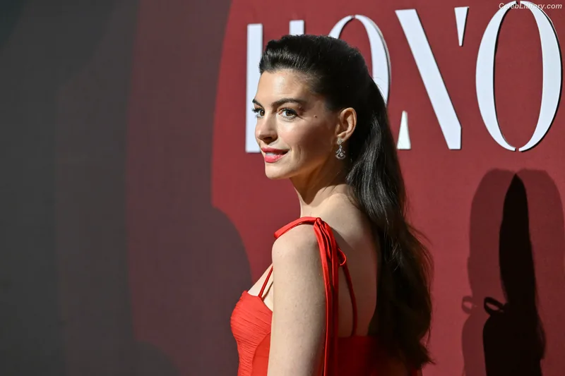 Anne Hathaway photo 15 of 1533