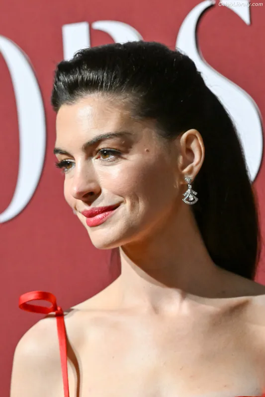 Anne Hathaway photo 16 of 1533