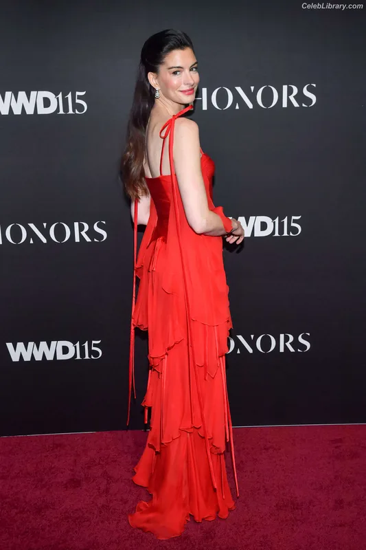 Anne Hathaway photo 20 of 1533
