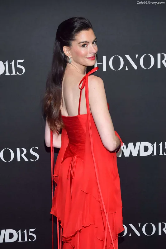 Anne Hathaway photo 22 of 1533