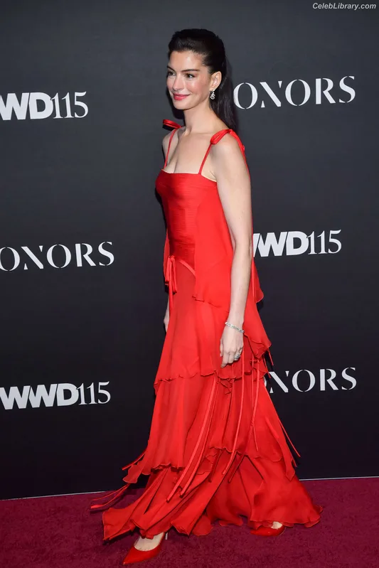 Anne Hathaway photo 1 of 1533