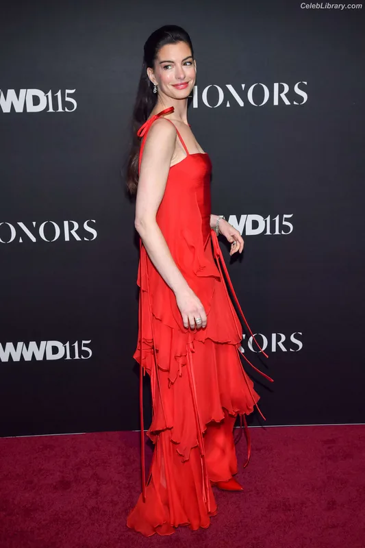 Anne Hathaway photo 2 of 1533