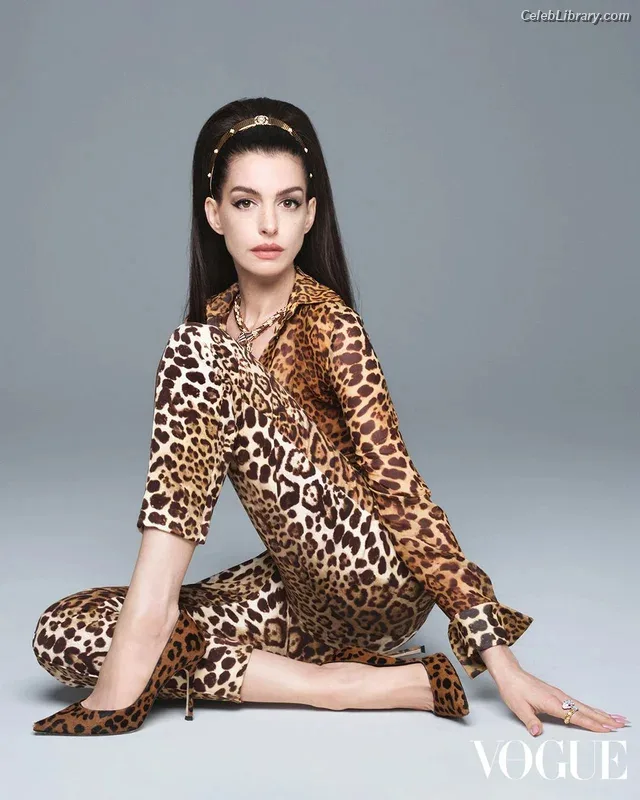 Anne Hathaway photo 9 of 1533