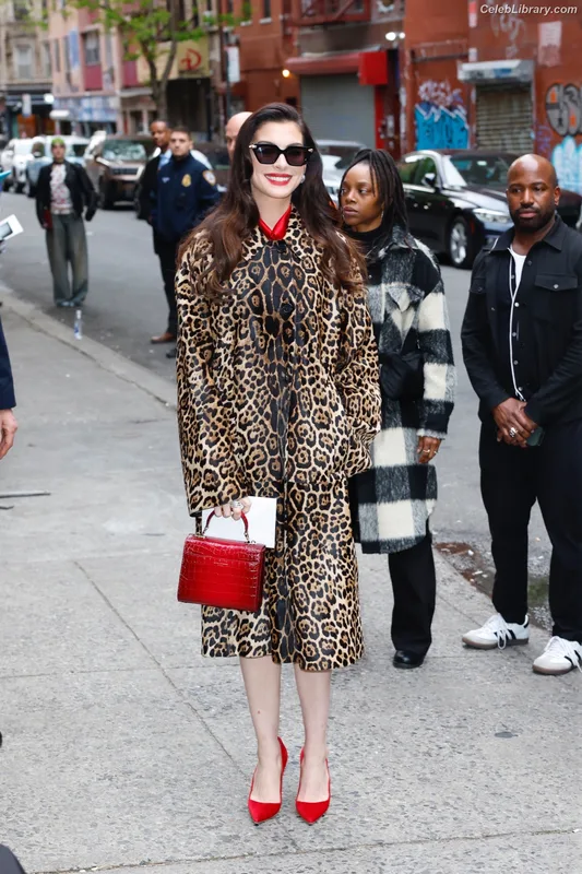 Anne Hathaway photo 17 of 1533