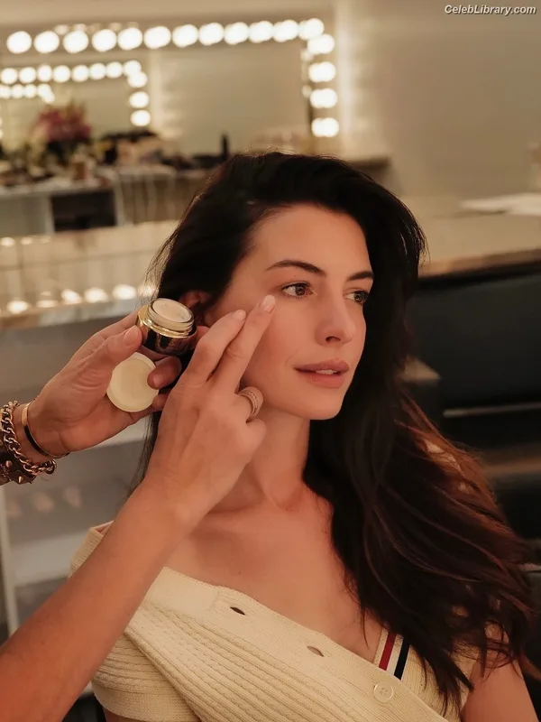 Anne Hathaway photo 24 of 1533