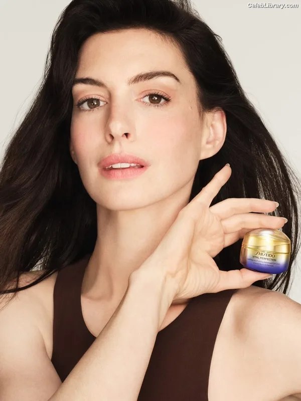 Anne Hathaway photo 2 of 1533