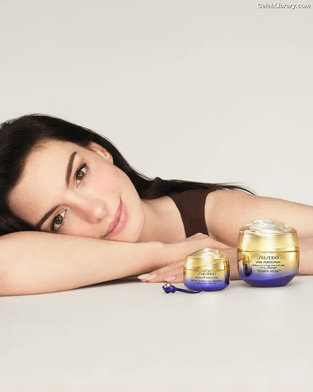 Anne Hathaway photo 3 of 1533