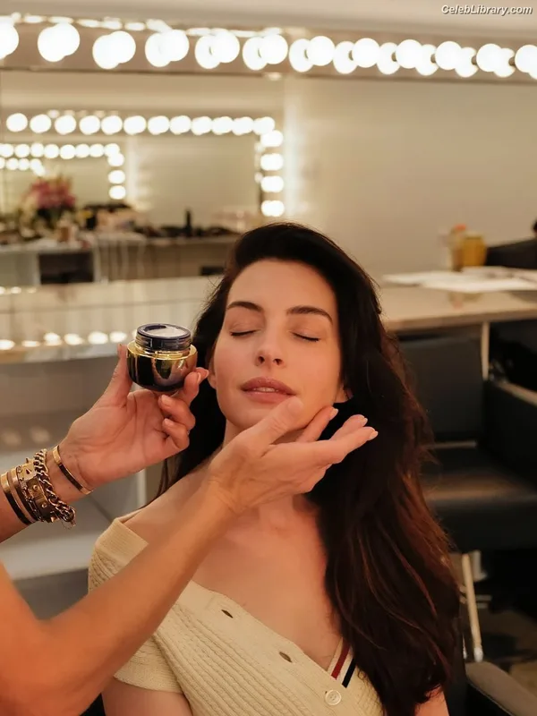 Anne Hathaway photo 4 of 1533
