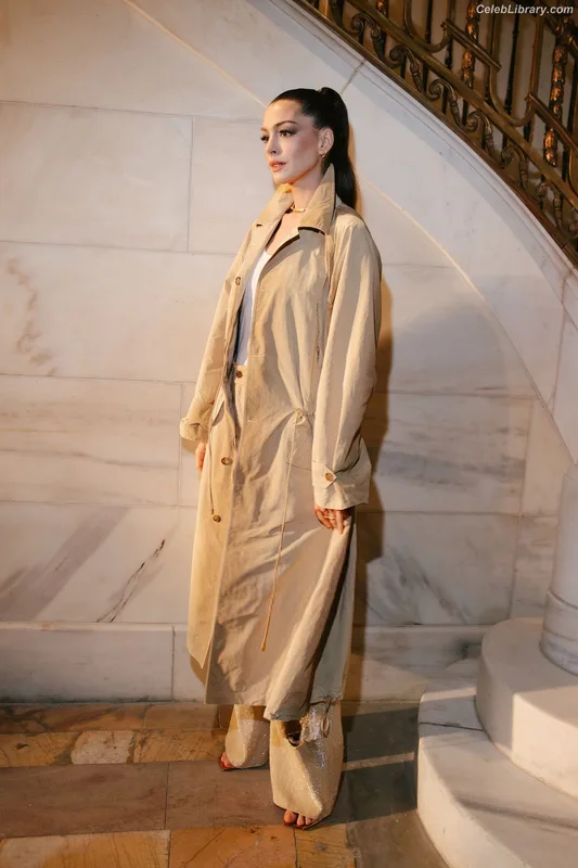 Anne Hathaway photo 14 of 1533