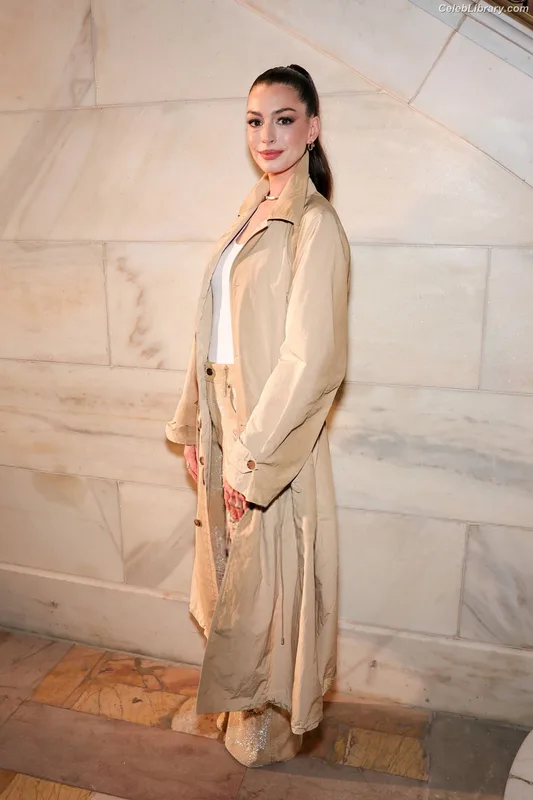 Anne Hathaway photo 16 of 1533