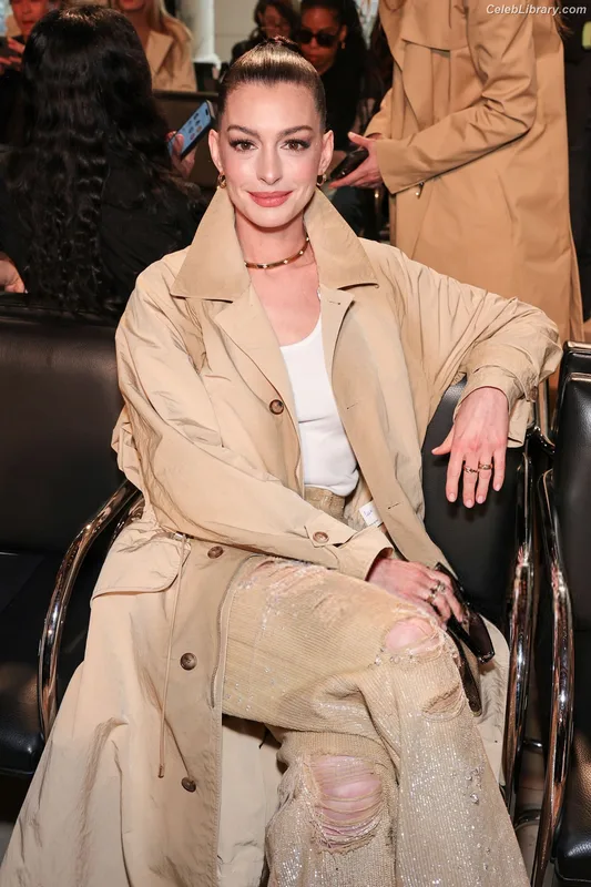 Anne Hathaway photo 18 of 1533