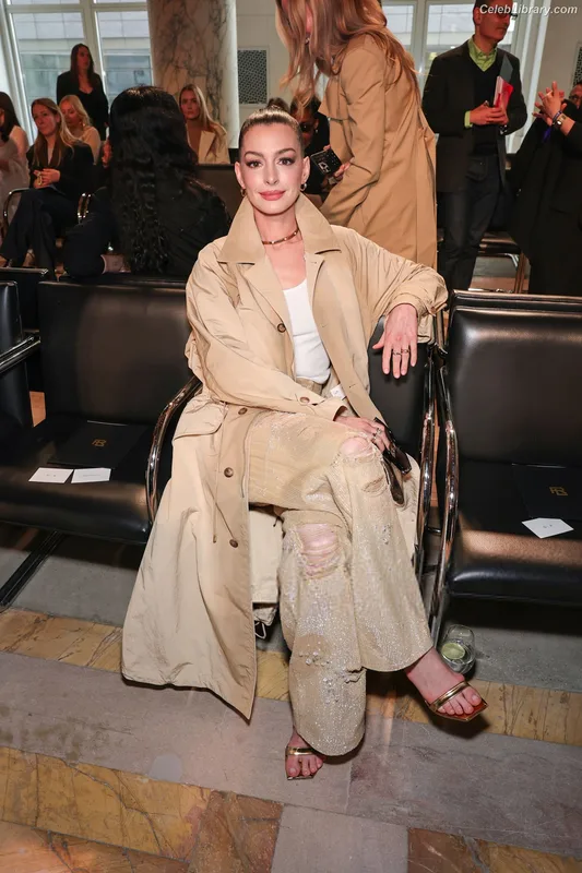 Anne Hathaway photo 19 of 1533