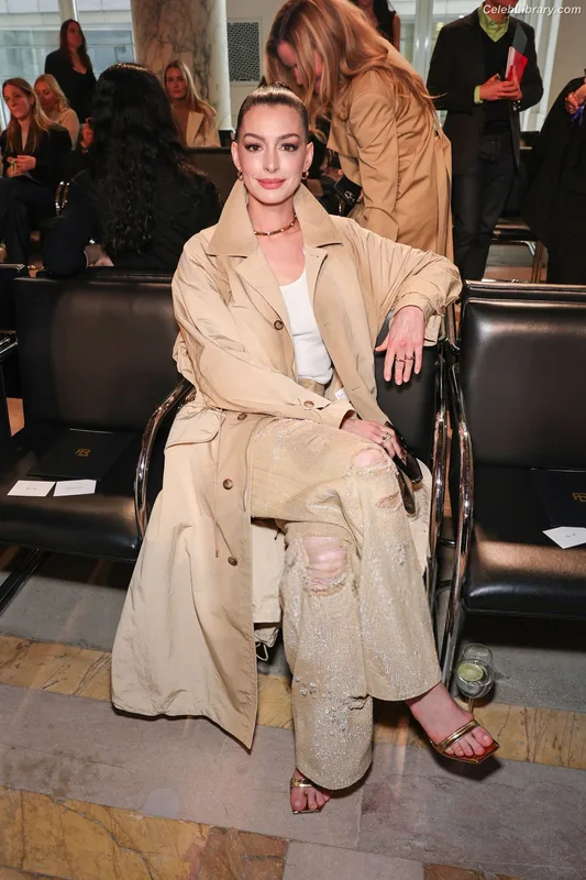 Anne Hathaway photo 20 of 1533