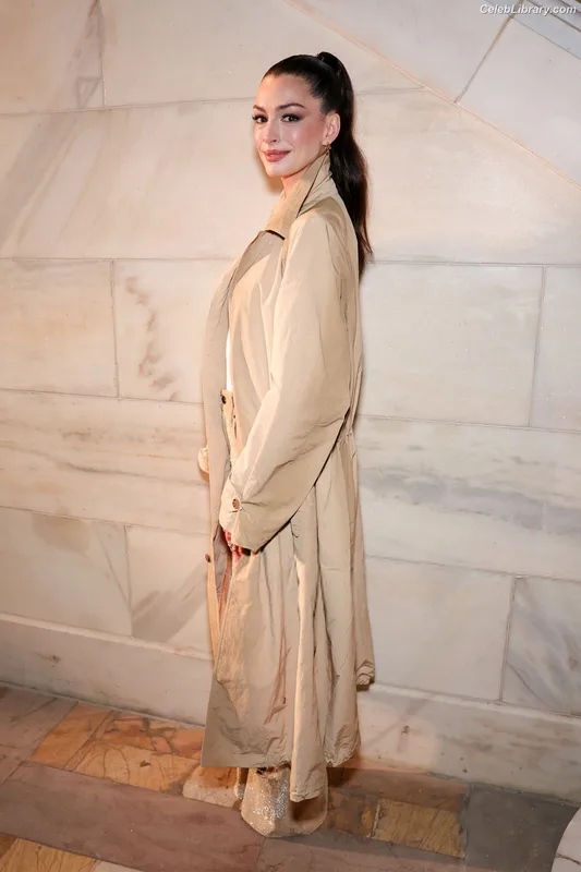 Anne Hathaway photo 5 of 1533