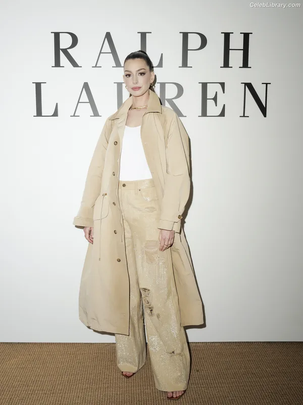 Anne Hathaway photo 7 of 1533