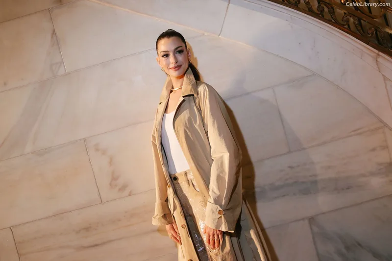 Anne Hathaway photo 9 of 1533