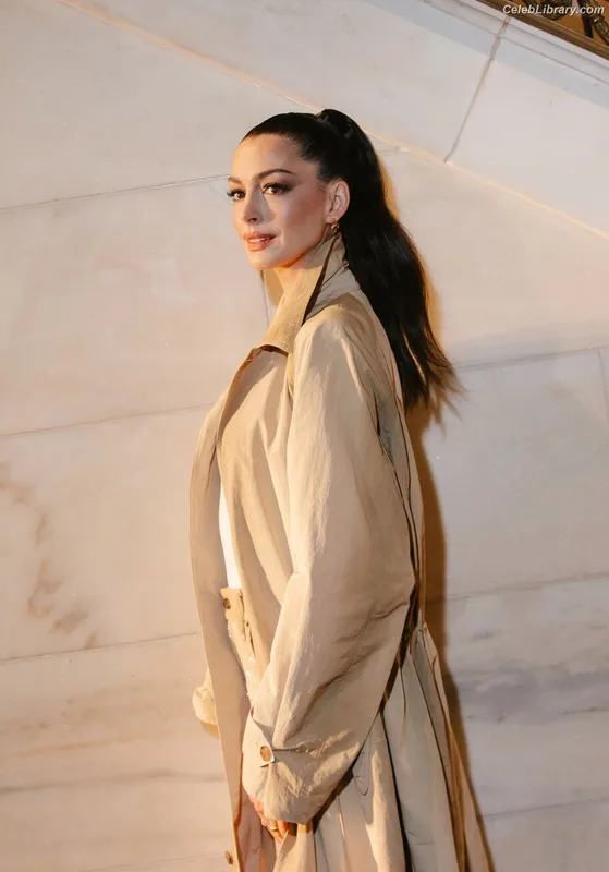 Anne Hathaway photo 10 of 1533