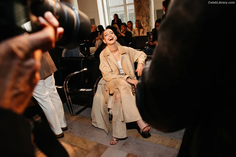 Anne Hathaway photo 14 of 1533