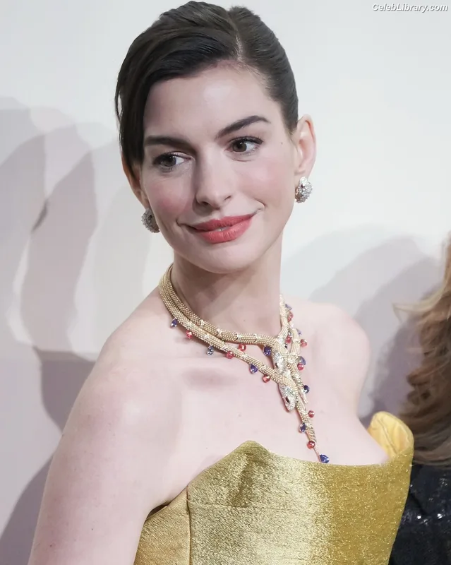 Anne Hathaway photo 18 of 1533
