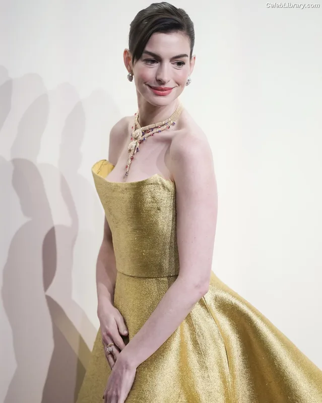 Anne Hathaway photo 19 of 1533
