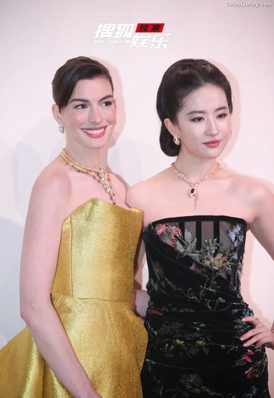 Anne Hathaway photo 21 of 1533
