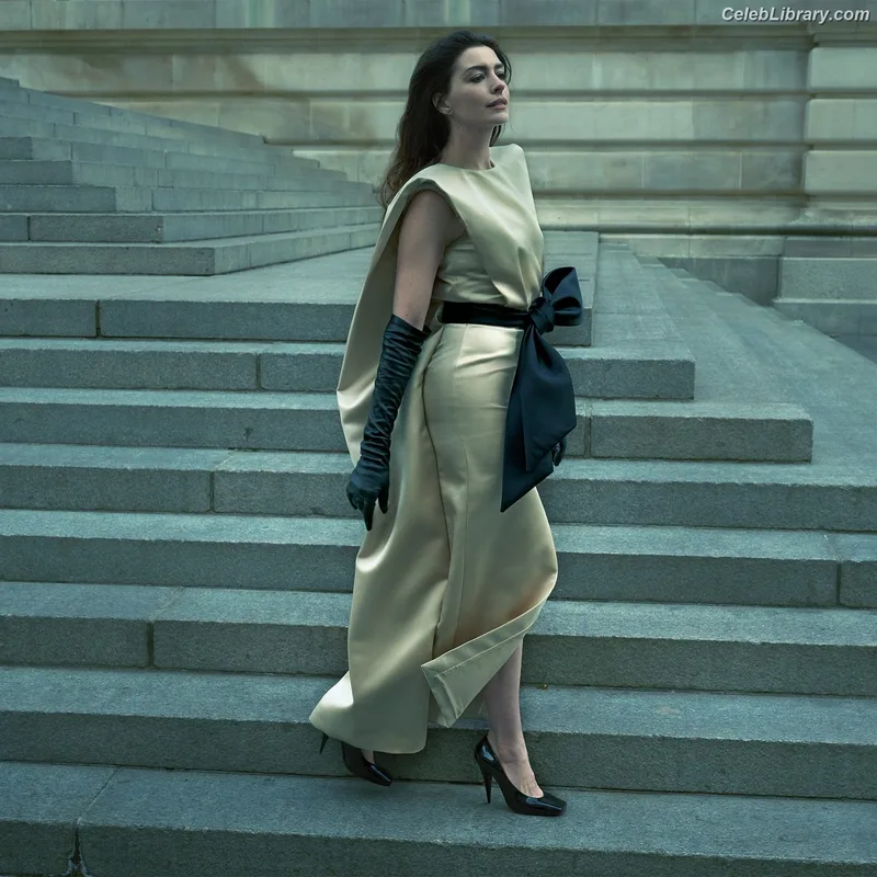Anne Hathaway photo 16 of 1533
