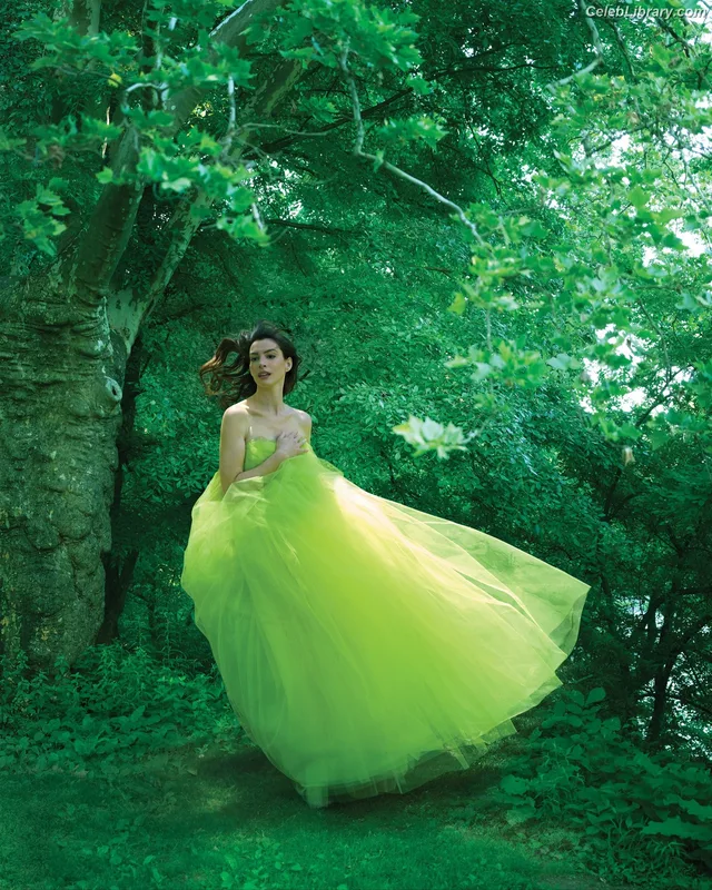 Anne Hathaway photo 19 of 1533