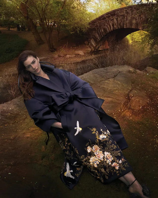 Anne Hathaway photo 21 of 1533