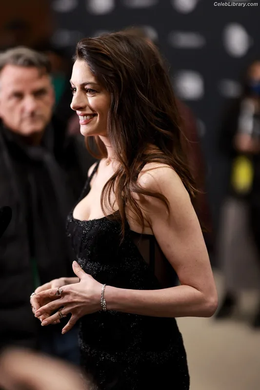 Anne Hathaway photo 23 of 1533
