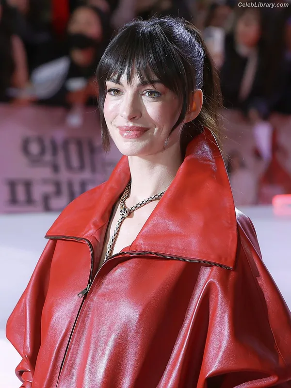 Anne Hathaway photo 24 of 1533