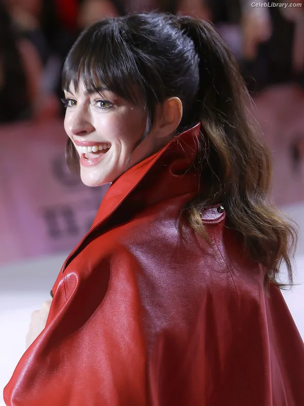 Anne Hathaway photo 2 of 1533