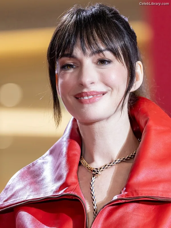 Anne Hathaway photo 3 of 1533