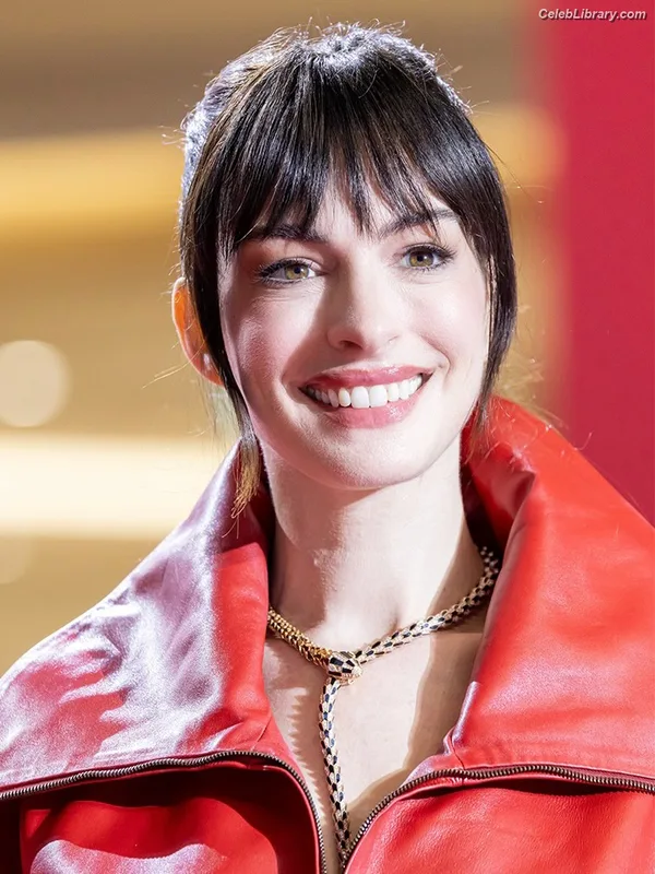Anne Hathaway photo 4 of 1533