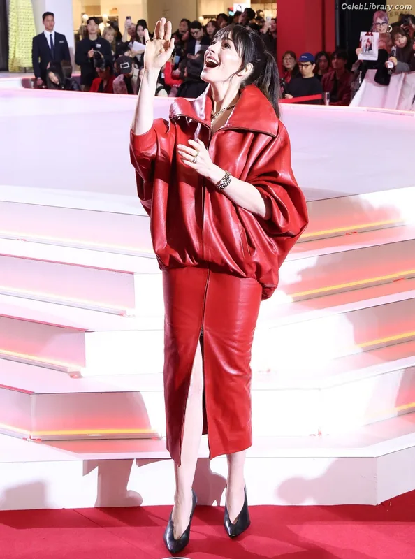 Anne Hathaway photo 5 of 1533