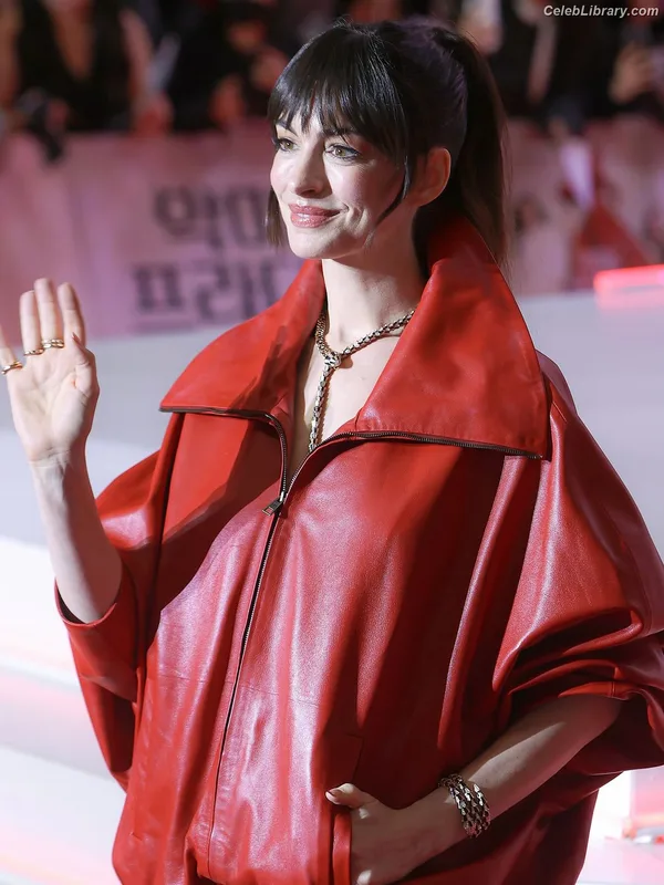 Anne Hathaway photo 8 of 1533
