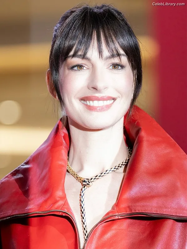 Anne Hathaway photo 10 of 1533