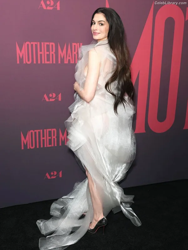 Anne Hathaway photo 13 of 1533
